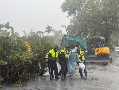 怪手戰警｜光復洪災大爆發，9/24日女子受困三樓探頭求救，警員柯廷翰冒險乘坐怪手抓斗挺進攀窗成功救援，獲救時情緒崩潰哽咽：「我以為我完蛋了！」
