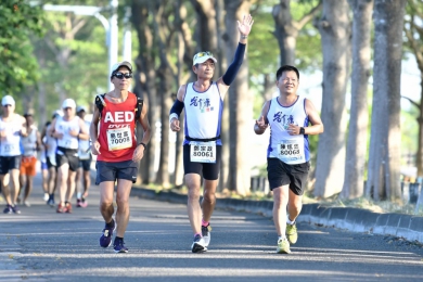 國內特色馬拉松之一的「田中馬」，大葉校友鄭宗政（中）14年前創辦。（照片大葉提供）