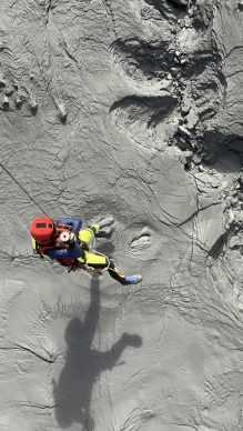 登陸堰塞湖｜一踩即陷，地表呈現軟爛狀，極為泥濘且鬆軟，足陷10餘公分，行走困難，直升機無法降落。