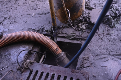 排水溝內全都是泥｜光復災區清溝大作戰，各縣市救兵聯手出動17台清溝車，一天清了近5公里長度的泥汙！