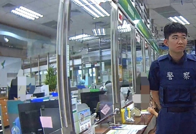 詐騙話術現形 雲林斗六警分局員警及郵局行員全力臨場拆招 守住婦人70萬元老本！