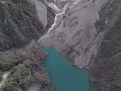 馬太鞍溪上游堰塞湖｜潰決後至今水位高程已下降118.6公尺，蓄水量約為原來量體的6.4%，暫無潰決之虞。