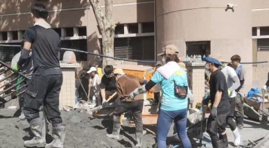 郭瑩娟｜大姊大出馬，號召國泰人壽臺東志工團組成螞蟻雄兵，前進光復災區挖泥，接力運泥、效率高超！