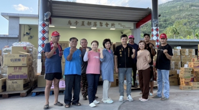 聞聲救苦｜全方位月嫂保母學習網，捐款98900元，請光復鄉代會主席廖翊鈞協助救災，看到不少100、200、300元捐款，廖翊鈞很感動！