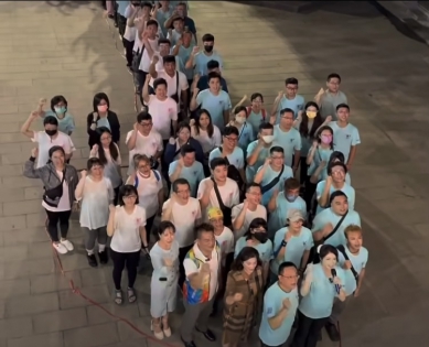 誓師東征｜再遠都要去，嘉義朴子150名義勇軍，排成弓箭人形隊伍，翻山越嶺、銜枚疾走，夜行軍8個小時開抵花蓮光復救災戰場，展開救災戰鬥！