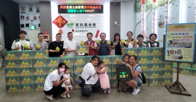 豐哥和愛心朋友,將柚子送到家扶。(照片家扶提供)