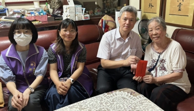 法務部彰化分署團隊拜訪91歲退休李老師。（照片分署提供）