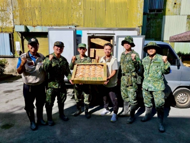 在泥濘中勞軍｜後備軍人暖心送愛，千份物資關懷中秋節依然在光復災區奮戰的國軍弟兄！