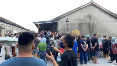 「大家都在哭！」｜未被列入每戶5萬元慰問金發放對象，光復鄉約百名鄉親高舉「抗議」紙牌，在花蓮縣政府前進指揮所前抗議！