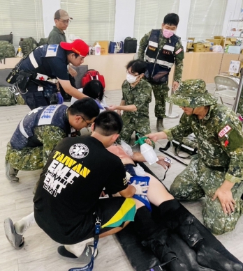 熱衰竭｜上半身都曬紅了，健壯中年鏟泥超人突然倒地，體溫高達38.5度，國軍花蓮總醫院醫療站救回一命！