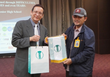 印尼高中師生參訪大葉大學，主（左）賓（右）交換紀念品。（照片大葉提供）