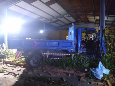 小貨車自撞對向住宅護欄｜卑南鄉臺9線車禍，駕駛疑精神不濟。