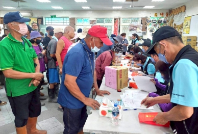 嘉義市文財殿緊急加碼花蓮光復400災戶264萬慰問金 補強重災區發放能量 共發放2390戶計1578萬元 文財殿善行深受災戶感激！