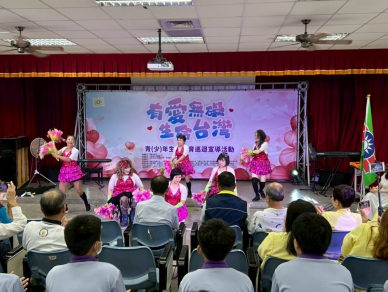 跨越障礙綻放光芒 混障綜藝團民生國中演出 失去四肢少女郭韋齊隨團演出 攀登玉山、泳渡日月潭 生命教育震撼師生