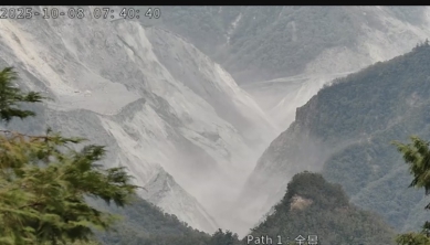 地震強烈搖晃|堰塞湖部分土砂崩落,到處都是揚塵。花蓮縣政府:堰塞湖穩定無虞!