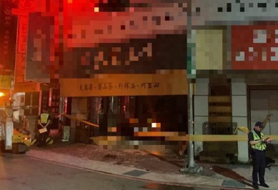私轎車直速衝入茶葉行 造成母子一死一傷慘劇