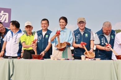 慶祝國家生日    南投千人擂茶