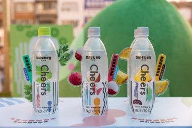 配合台灣設計展，「泰山冰果室」推出台灣鮮味「鳳梨、荔枝與香菜」 氣泡水。（照片泰山提供）