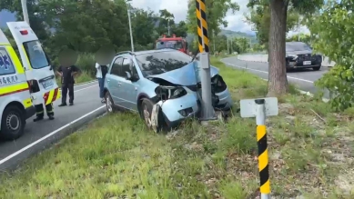 68歲駕駛小轎車自撞電桿｜臺9線328.5公里處車禍，四人受傷送醫！