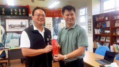 希望培育基金會資助隘門、馬公國小 黃健忠市長感謝善舉點亮教育之光 馬公市長黃健忠表示,隘門與馬公國小是培育在地人才的重要校園,基金會的補助,讓孩子在運動與學習的道路上多一份助力,也讓學校在資源不足時能夠安心推展訓練。他特別感謝基金會長期關心澎湖教育,以實際行動照顧孩子的需求,市公所也將持續與各界攜手,讓更多校園受惠。
