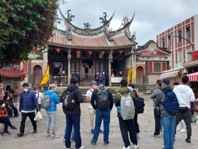 冬遊澎湖「媽宮城區文旅走讀」 即日起開放報名 導覽時間為每週五、六、日及115年元旦，每日分為上午9時與下午2時兩場次，每場約3小時，限額30人。導覽路線涵蓋銅山館、中央老街、開台澎湖天后宮、洪根深美術館（總兵協鎮署）、順承門及篤行十村等經典景點，由專業導覽員帶領旅客循著歷史足跡，深入了解媽宮城區的發展故事。