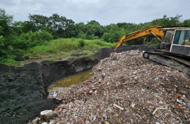 二林中科園區用地遭開挖回填未分類營建混合廢棄物。（照片檢方提供）