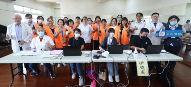 員林宏仁醫院醫護人員進入溪湖鎮湖北國小接種流感疫苗。（照片宏仁提供）