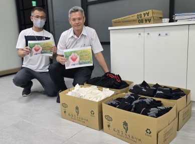 法務部彰化分署長郭景銘（右）與愛心社同事買入528雙襪子，送到花蓮給救災志工穿。（照片分署提供）