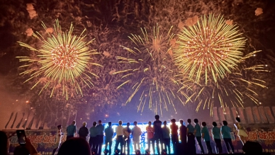 2025宜蘭頭城煙火節亮麗登場 兩天吸引近10萬人欣賞浪漫花火