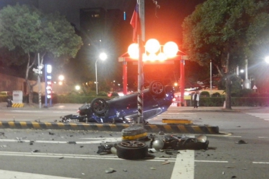 茫茫駕車自撞中央分隔島    警對她施測又是一起酒駕