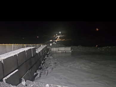 惡水滾滾衝擊淹上馬太鞍溪便橋｜馬太鞍溪新形成的第二座堰塞湖暗夜突然潰堤