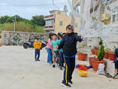 成功社區共創共學，「手炒茶香趴網趣」串起地方文化與世代傳承  湖西鄉公所輔導該鄉成功社區發展協會與成功村於10月22日上午舉辦「手炒茶香趴網趣」活動。除開放社區及民眾參加外，特別邀請成功國小師生共同參與，透過實地體驗與互動學習，將地方知識融入生活教育，讓傳統產業成為最有溫度的教室。