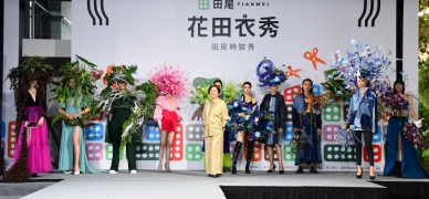 「時裝秀」，王縣長（中）穿上設計師量身打造的服裝，與其他專業模特兒走秀。（照片縣府提供）