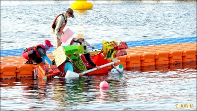 高雄創意造筏民眾笑翻