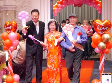 員林市公所繼續表揚金婚、鑽石婚、白金婚夫妻，代市長賴致富陪同走紅地毯。（照片公所提供）