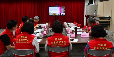 王縣長率團隊以視訊參加「非洲豬瘟中央災害應變中心」會議。（照片縣府提供）