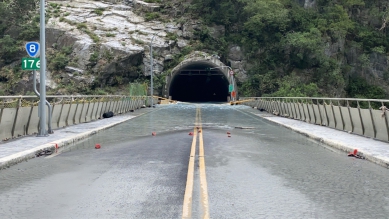 擊敗湖怪｜水位緩降，燕子口堰塞湖降壩引流奏效，魯丹橋水退了！
