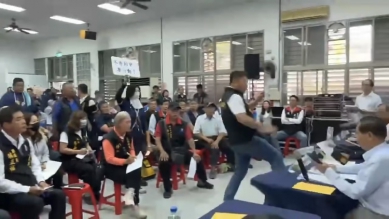 議長張峻怒踢立委傅崐萁桌子｜光復鄉堰塞湖受災區重建座談會爆激烈衝突，張峻：「欺負光復人是不是？」，傅崐萁：「傾聽災民心聲，沒有要排除誰！」