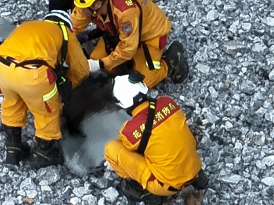 車停錦文隧道｜駕駛陳屍70米懸崖下