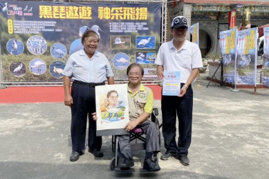 剪紙大師王丁乙彩繪趣味漫畫 感謝邱仁武長年守護黑面琵鷺