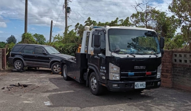 註銷車輛停路邊，監理站查出欠稅，連絡警方拖吊追繳。（照片監理站提供）