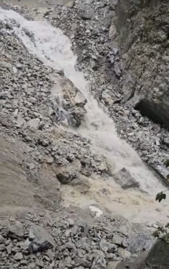 十萬火急｜燕子口堰塞湖壩體溢流加大，可能引發壩體破壞崩潰，生人勿進河道！