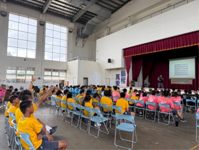 踴躍提問。反應熱烈｜臺東縣警察局少年警察隊前往復興國小校園反毒、識詐宣導。