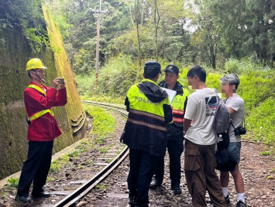遊林鐵眠月線臺灣一葉蘭自然保留區勿行走鐵路  林鐵處查獲兩名遊客  重申違法將裁罰