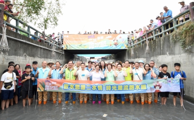 全台特有的「二水跑水節」，彰化縣二水鄉八堡圳水道展開。（照片縣府提供）