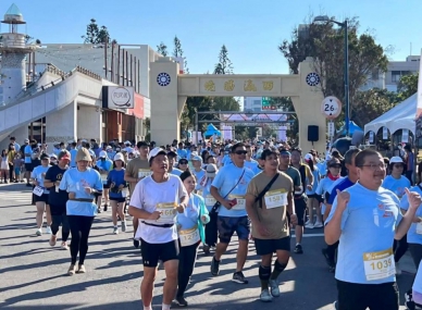 追風踏嶼！今年「2025菊島澎湖跨海馬拉松」超過3,400名跑者一同挑戰自我極限，熱情開跑！ 活動當日由交通部觀光署陳玉秀署長主持，並邀請到澎湖縣政府林長安參議、澎湖縣議會許月里議員、西嶼鄉民代表會蔡建習主席、西嶼鄉公所劉貴雀秘書等嘉賓一起鳴槍起跑。現場貴賓雲集，期透過全台唯一結合「跨海+跳島」度假風格、湛藍的海岸線賽道、美食盛宴、人文特色及在地美聲等多樣元素的運動跑旅賽事，帶領國內外遊客深入探索澎湖特殊地景與人文風情。