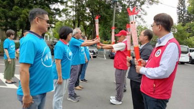 台南大學127歲「生日」，前校長吳鐵雄（右排中）將校慶聖火傳給彰化校友會理事長黃宏田（二排中）。（照片村上提供）