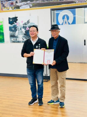 「荷花‧蓮花‧花語－蔡元在創作展」11/3日登場  馬公市公所藝文走廊展現清雅之美 活動現場嘉賓雲集，包括縣議員呂黃春金、立法委員楊曜服務處助理段湘玲、退休校長蔡樂生、陳正筆老師、陳成邦老師及鄭美珠老師等多位藝術家與地方人士，共同欣賞這場以蓮荷為題的藝文盛會。