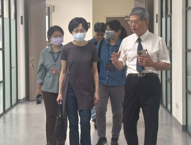 台中高分檢張慧瓊檢察官（前排左）視察「社勞毒品犯尿液採驗」業務，由彰檢謝檢察長（右）說明。（照片檢方提供）