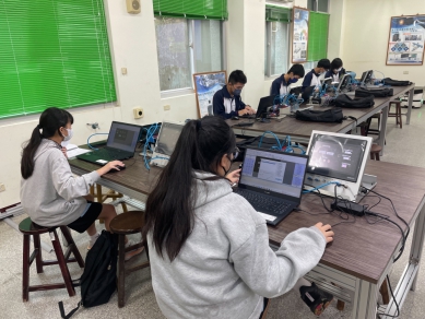 崇實高工電機科同學參加「歐姆龍」原廠認證檢定。（照片崇實提供）